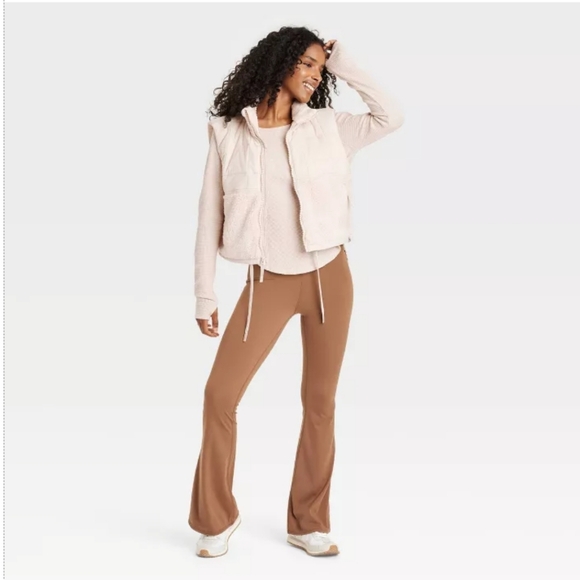 NWT Women's Cream JoyLab Cozy Cozy High Pile Sherpa & Quilted Winter Puffer Vest - Picture 2 of 9